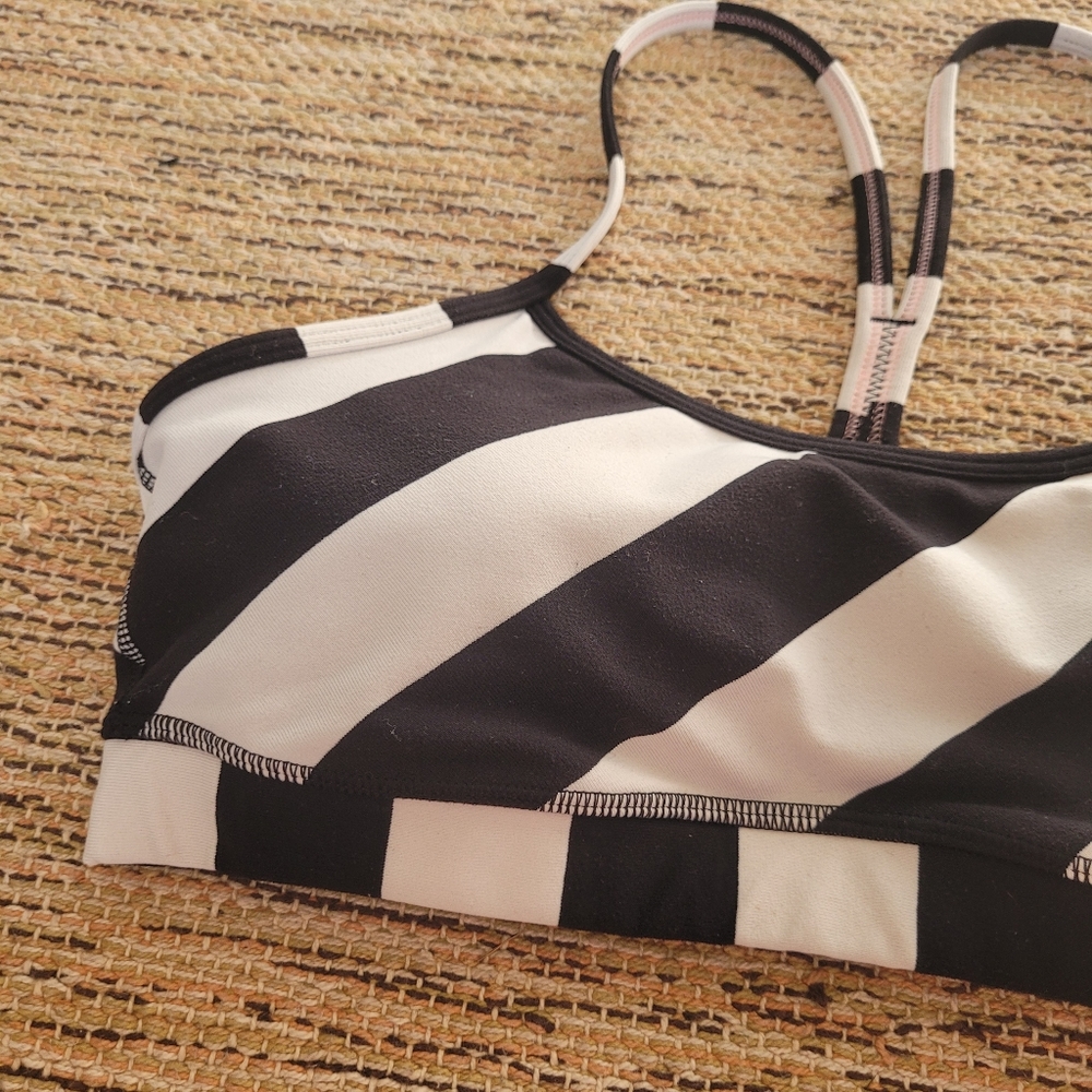 Lululemon Power Y Bra 8 - Picture 4 of 5